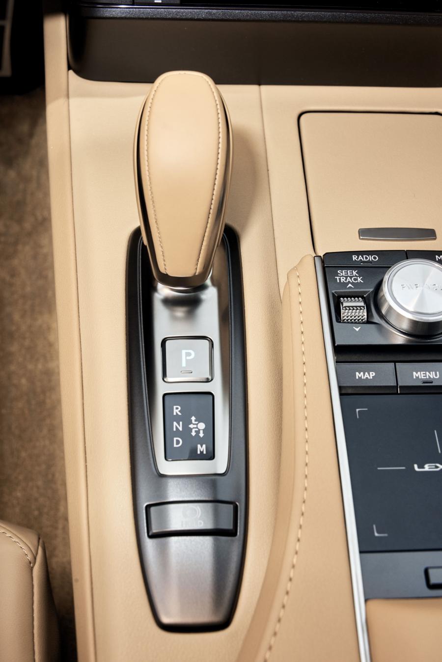 Детали интерьера Lexus LC500 2017 года  (NA) (фото 8 из 48)